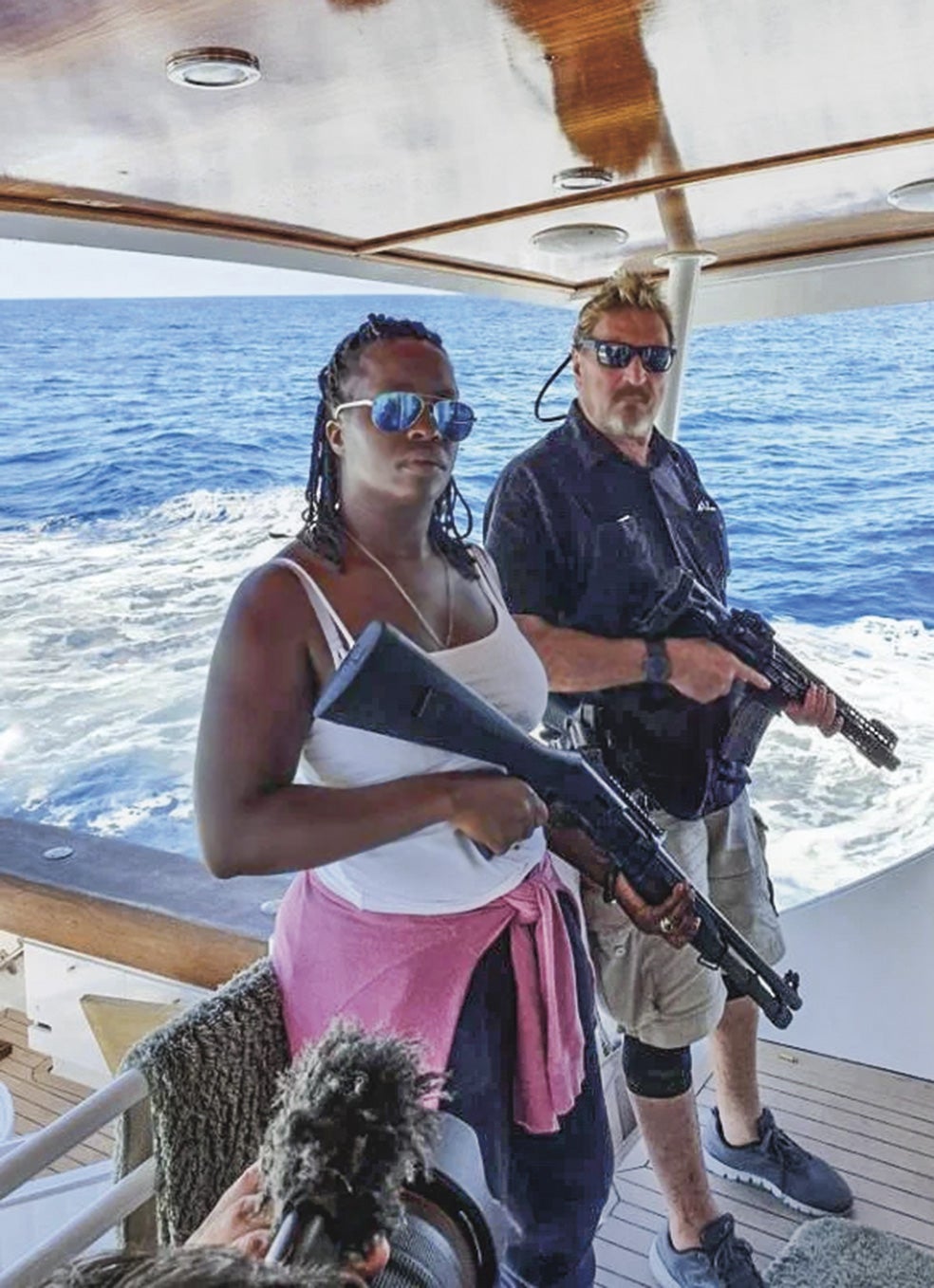 En 2019, McAfee pasó seis meses navegando por el Caribe con su tercera esposa (en la foto), una prostituta llamada Janice a la que retiró. Decía que la CIA, el FBI y un cártel mexicano querían matarlo. Detenido en República Dominicana por posesión de armas se fue a Londres tras ser liberado, y, de ahí, a Barcelona, su destino final.