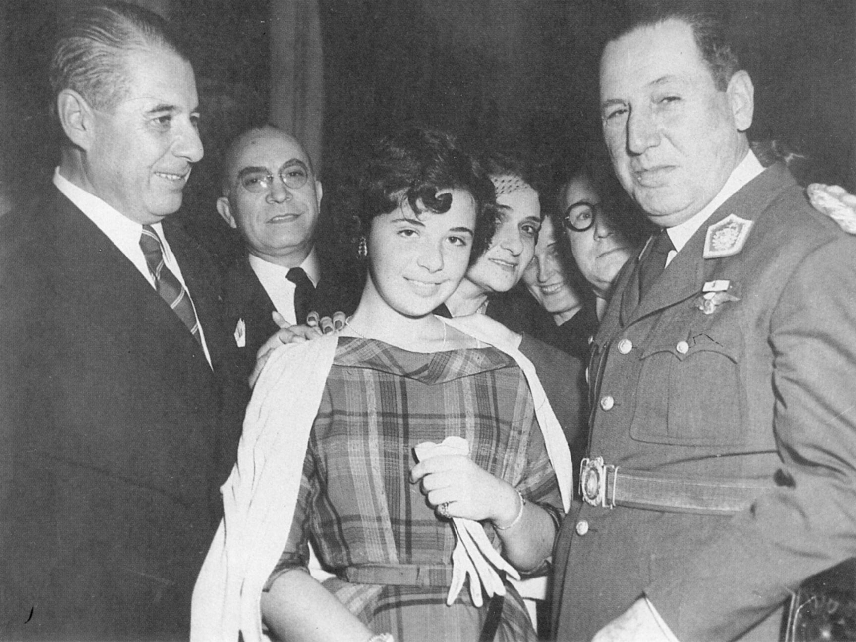 Nelly Rivas y el general Juan Domingo Perón en una de las pocas imágenes que hay de ellos juntos. Poco después de su primer encuentro, en agosto de 1953, la niña se mudaría al Palacio Unzué, residencia presidencial durante el mandato de Perón.