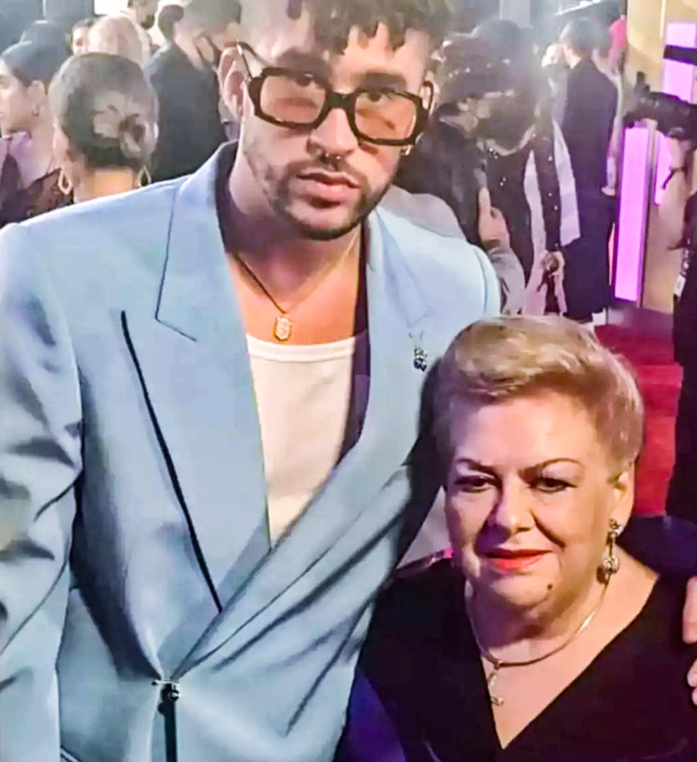 El cantante Bad Bunny y Paquita la del Barrio protagonizaron uno de los momentos de los Billboard Latin Music Awards de 2021 cuando la mexicana fue galardonada con el premio especial a su trayectoria artística. Bad Bunny intentó ayudarla con el micrófono y elle le soló su frase preferida: «¡Eres un inútil!».