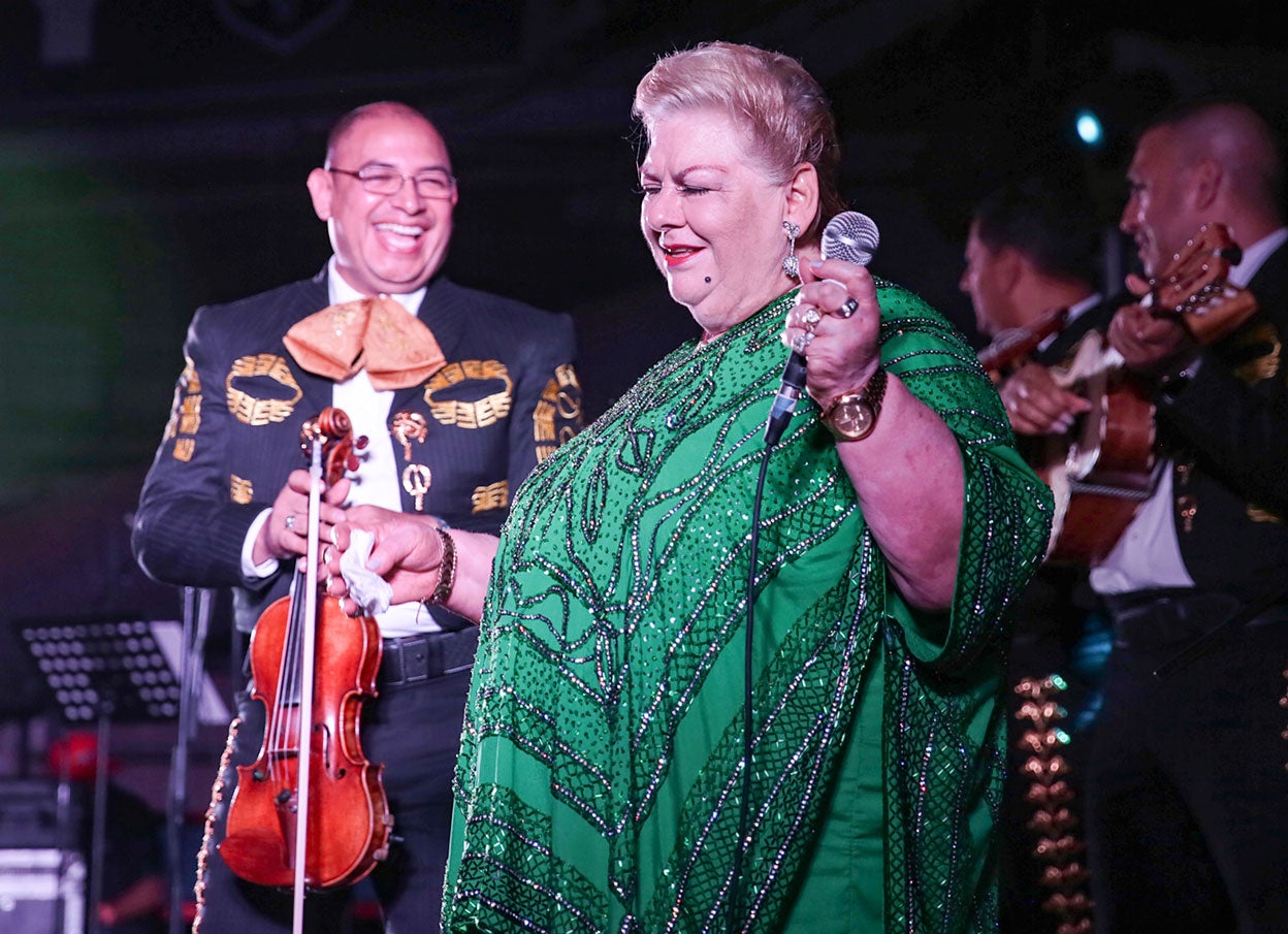 Paquita durante una actuación en Texas en 2018. Se la considera como «la reina del pueblo» o «la guerrillera del bolero». |