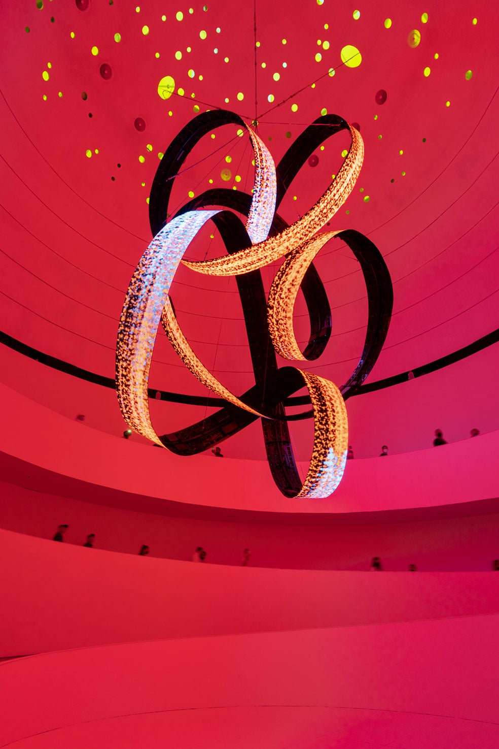 Dinamo es una obra colgante e interactiva creada para el atrio del Pabellón Español de la Expo Dubái 2020. Se trata de una meditación sobre la naturaleza circulatoria de la energía y la sincronización de sistemas tecnológicos y biológicos.