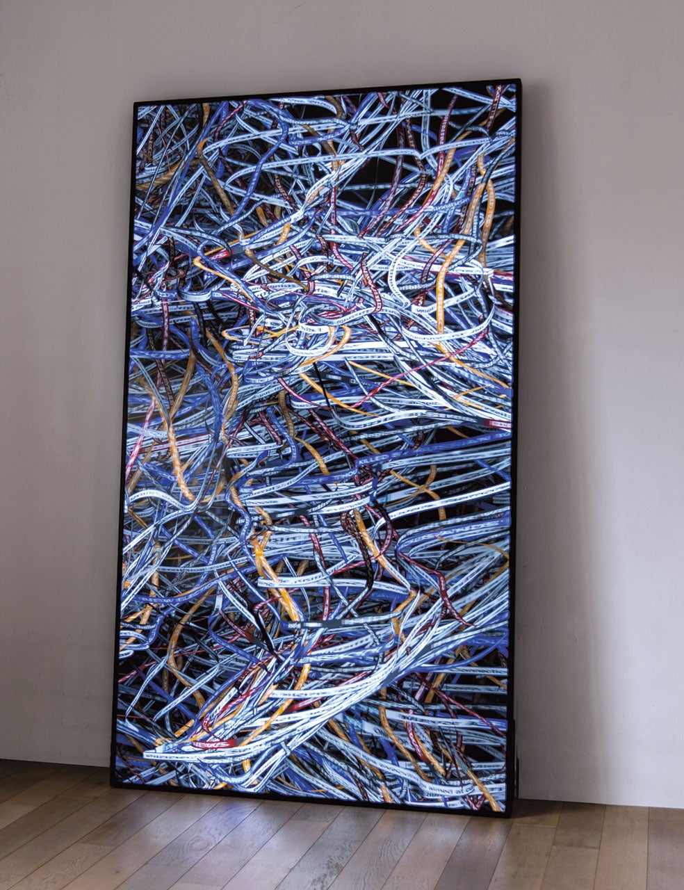 Chyron es una obra algorítmica generada con los faldones de información, actualizados en tiempo real, que recorren la parte inferior de la pantalla en un canal de noticias. Parte de la serie Pixelweaver, que trata la relación entre el textil y la computación.