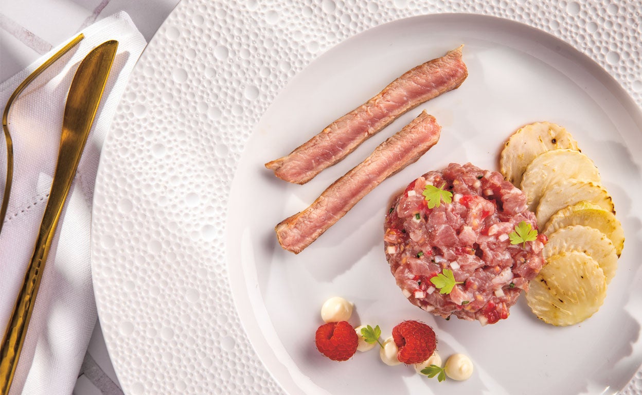 Presa ibérica, apionabo y frambuesas