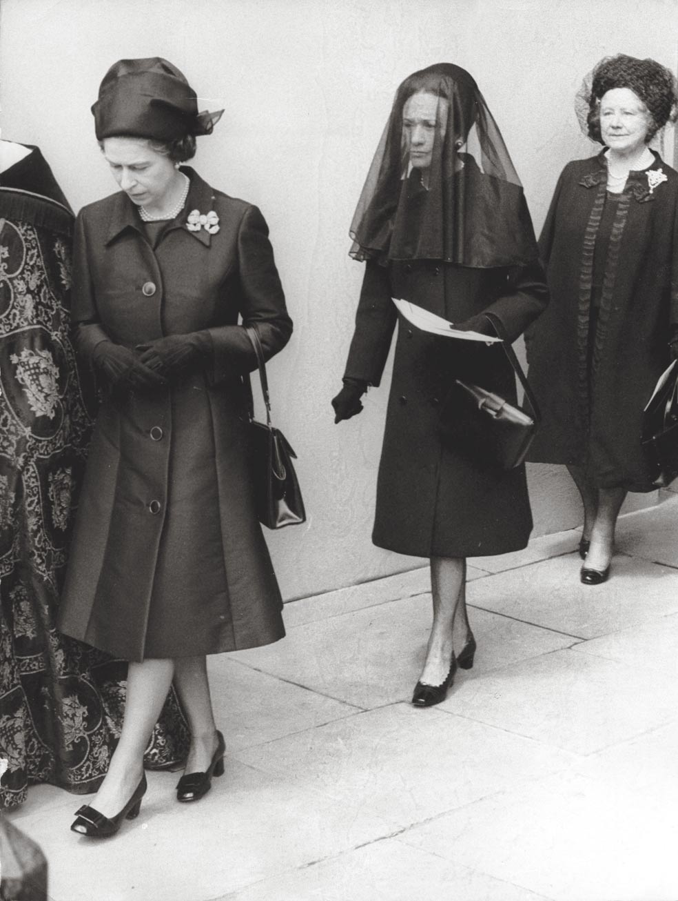 Eduardo murió en 1972. En su funeral (foto) se produjo uno de los pocos encuentros entre Wallis y Elizabeth. Desde entonces, Wallis vivió como una reclusa hasta su muerte, en 1986.