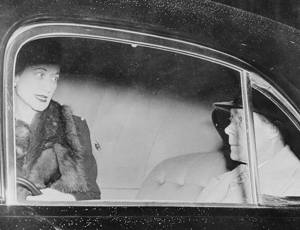 Elizabeth, ya Reina Madre, redujo cuanto pudo la asignación de los duques de Windsor para dificultar su lujosa vida. Pese a ello, se mostraban felices en público; aunque alguna foto registrase 'tensiones'...
