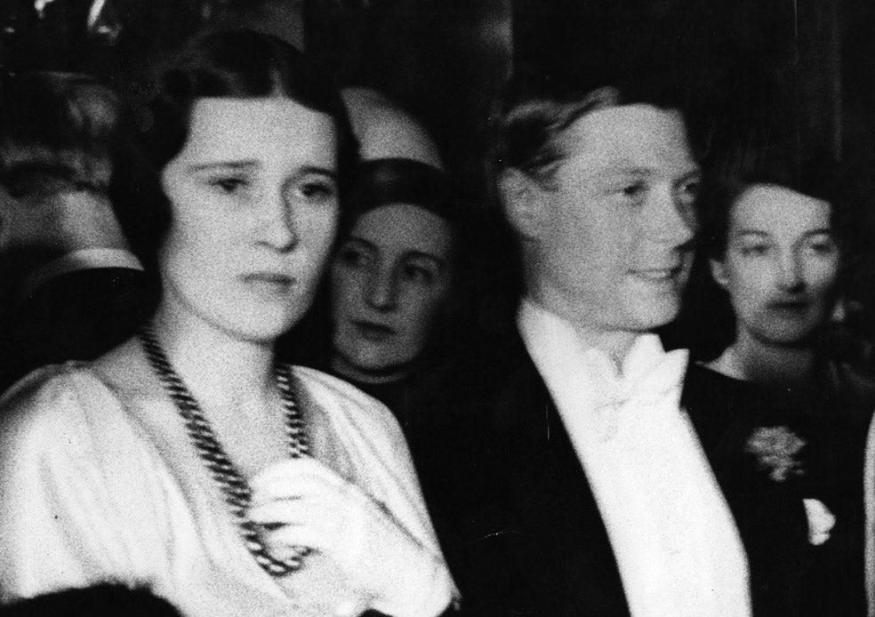 Rostro aniñado, bucles rubios... millones de mujeres seguían las andanzas de Eduardo, el príncipe de Gales, pero su primera novia formal Thelma Furness, se quejaba a sus amigas de que el príncipe estaba pobremente dotado y era un pésimo amante.