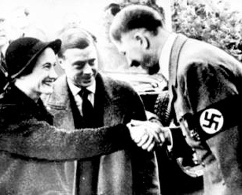 Wallis había sido amante del ministro de Exteriores nazi, Joachim von Ribbentrop, y Eduardo era admirador de Hitler. Con la guerra, fotos como ésta minaron aún más la imagen de la pareja.