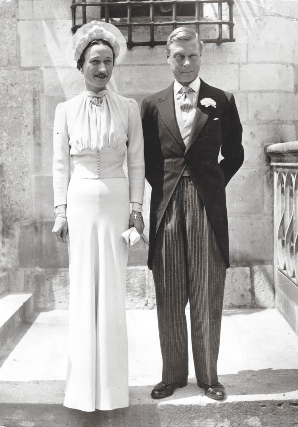 Cuando Eduardo anunció que se casaba con Wallis, la acusaron de prostituta y llegó a ser amenazada de muerte. En 1936, todavía soltero, subió al trono. Once meses después abdicaba y se casaba en Francia.