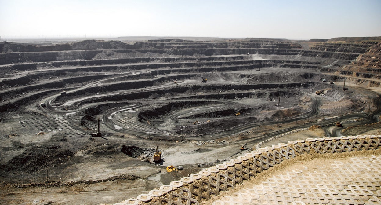 La mina a cielo abierto de Baitou otorgó a China el dominio. Es un depósito con unas reservas de 1500 millones de toneladas de hierro, de los que 48 millones son tierras raras. China controla el 70 por ciento de la producción mundial y el 90 por ciento del refinado. |