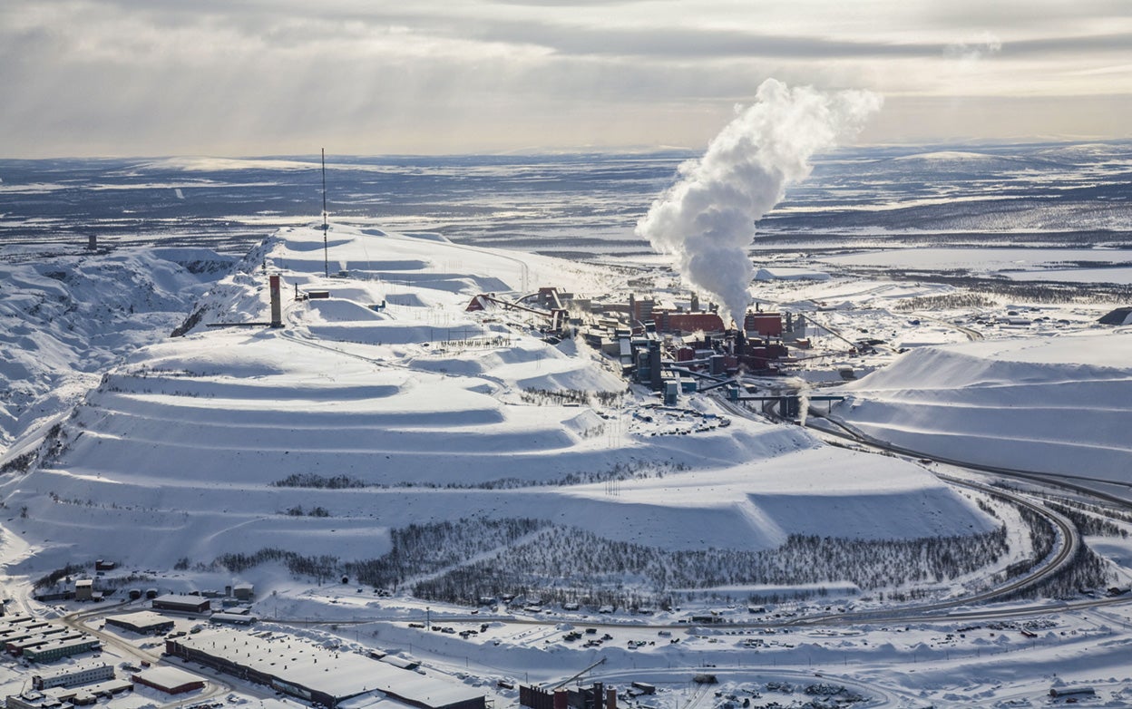 Los suecos han encontrado el mayor yacimiento de la Unión Europea. También hay tierras raras en Campo de Montiel (Ciudad Real). Y la fiebre es tal que se buscan en Groenlandia y hay compañías dispuestas a explotar la minería lunar y el cinturón de asteroides. |