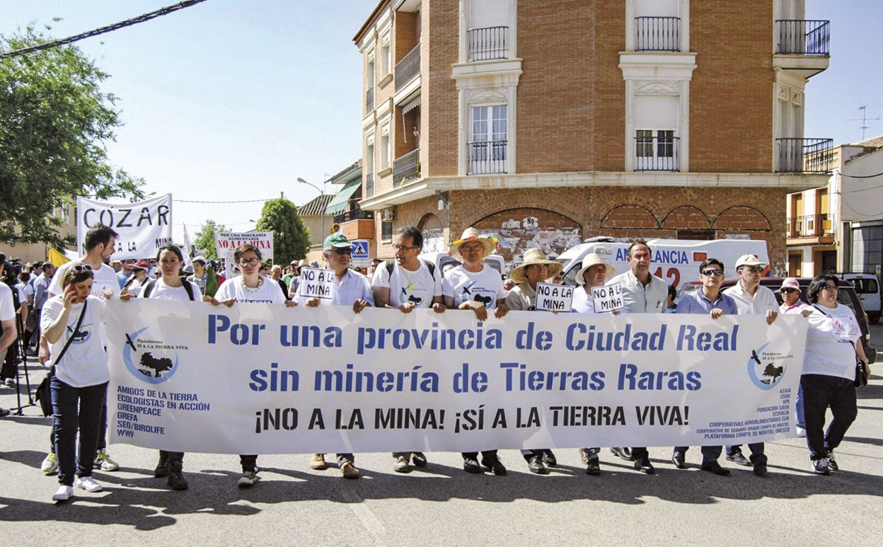 Las tierras raras están en productos electrónicos, neveras, bicicletas... También en la industria militar y en los hospitales. Son imprescindibles para la transición energética, pero extraerlas contamina. La oposición vecinal ha impedido que se abran minas en España.