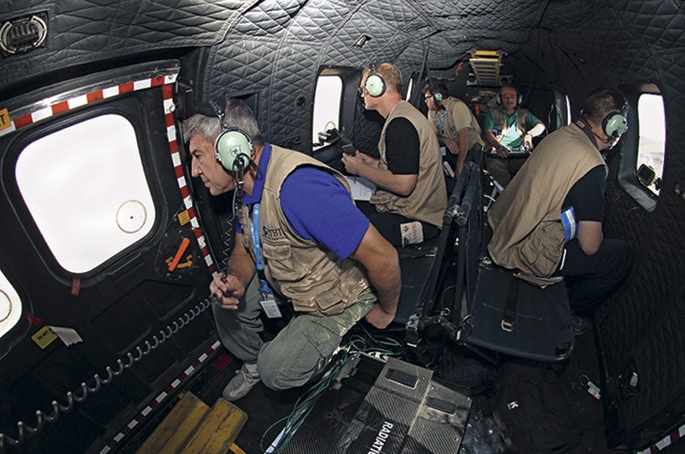 Un grupo de expertos de la Organización del Tratado de Prohibición Total de Pruebas Nucleares (CTBTO) sobrevuela una zona sospechosa en busca de anomalías que indiquen un ensayo nuclear.