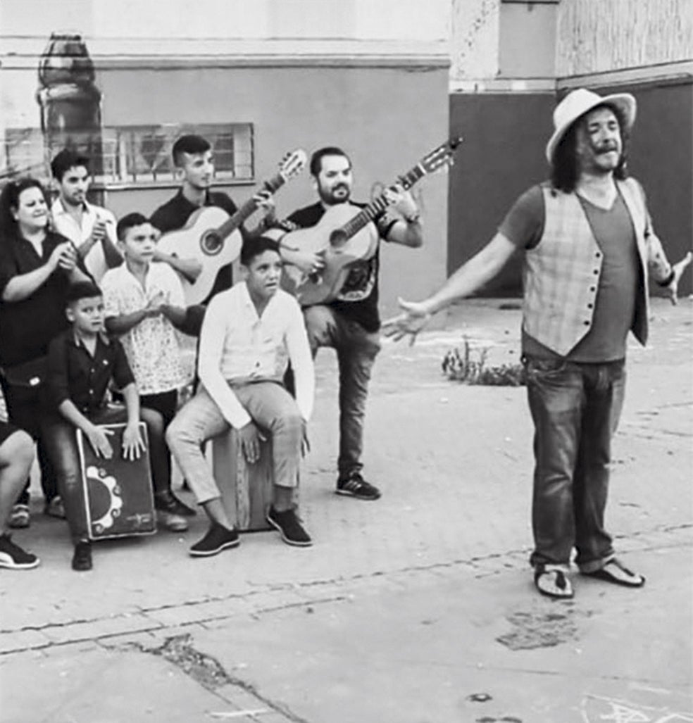 El bailaor Francisco José Suárez, el Torombo, da clases a reclusos, toxicómanos y habitantes de barrios marginales. Es Premio Artista Comprometido de la Fundación Daniel y Nina Carasso.