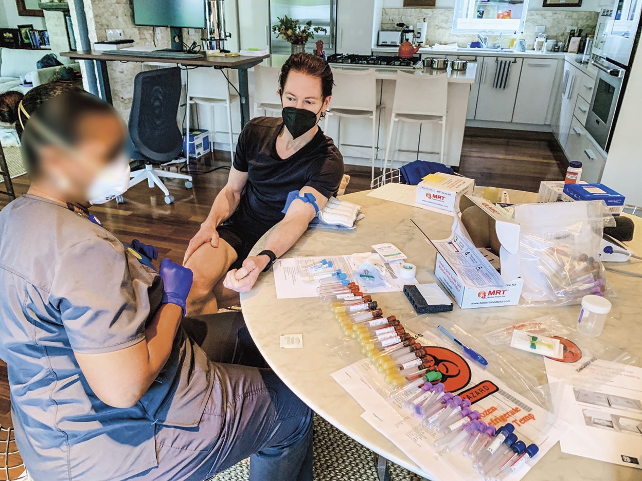 A diario, Johnson comprueba su glucosa, ritmo cardiaco y niveles de oxígeno, entre otras cosas. Y periódicamente se somete a resonancias magnéticas y pruebas de ultrasonido.