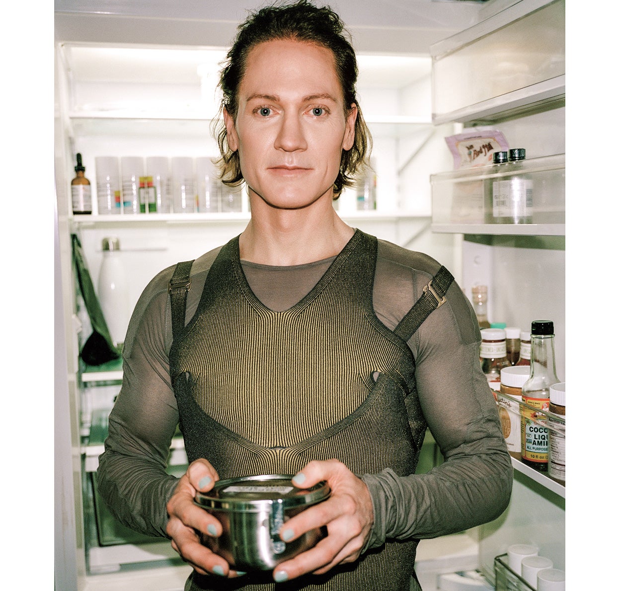 Su grasa corporal oscila entre el 5 y el 6 por ciento. Bryan Johnson ingiere 1977 calorías al día, sigue una dieta vegana y toma 24 suplementos. En su alimentación abundan las semillas.