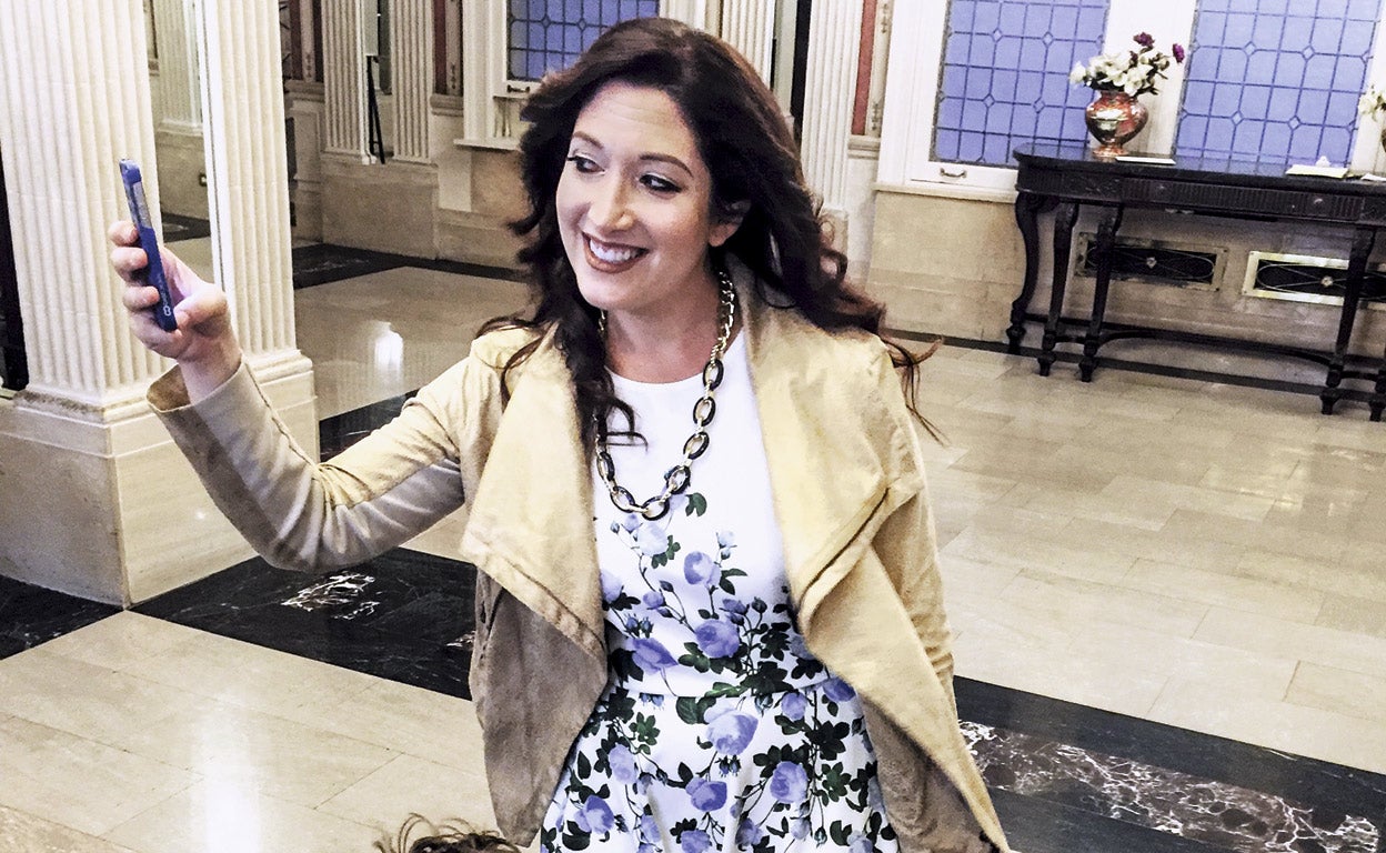 Quien popularizó la expresión JOMO, asociada a una desconexión digital voluntaria (y gozosa), fue Randi Zuckerberg, hermana de Mark Zuckerberg, el fundador de Facebook. Randi trabajó para Facebook hasta 2011 pero en 2013 escribió el libro Dot Complicated, donde propone estrategias para rescatar nuestras vidas de la servidumbre de las redes sociales. Fue un superventas.