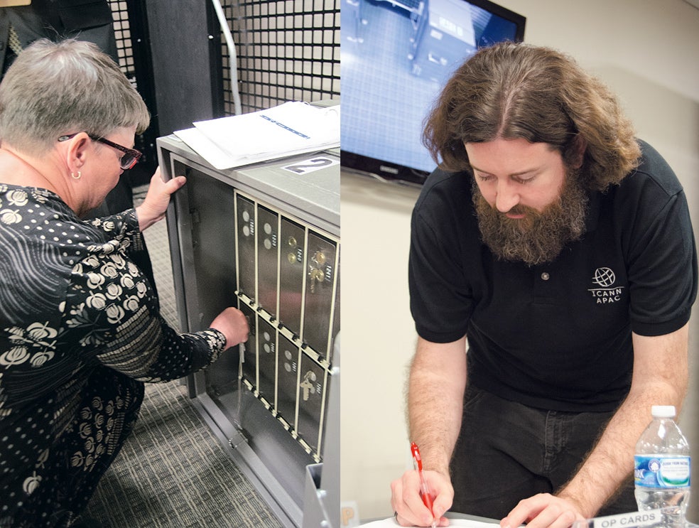 La ceremonia tiene una gran burocracia que se retransmite por streaming . A la derecha, una empleada de la ICANN abre una de las cajas de seguridad. Hay dos llaves por caja en manos diferentes. Los guardianes deben asegurarse de que todo está intacto desde la ceremonia anterior. Empleados de la ICANN e invitados actúan como testigos.