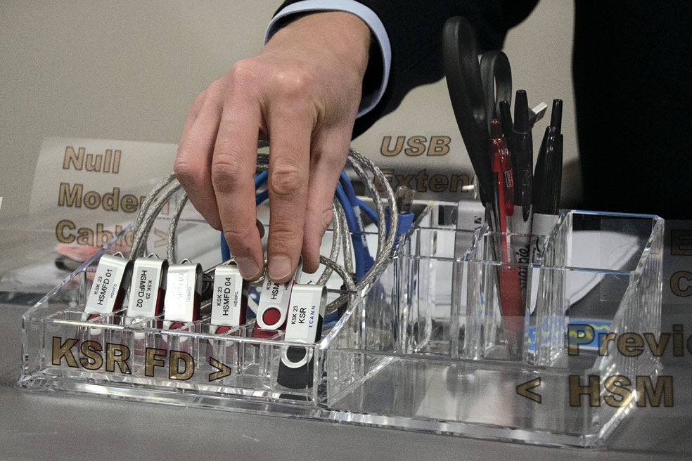 La nueva clave raíz se guarda en un pendrive, cuyo contenido será transmitido por un operario de la ICANN a través de una conexión segura a VeriSign, una compañía estadounidense que gestiona infraestructuras de red. Esta clave servirá para generar las contraseñas de máximo nivel jerárquico en el sistema DNS. «Es la fontanería de Internet,los usuarios no la notan y muchos no saben ni que existe, pero es esencial para que podamos confiar en el sistema», explica Kolkman.