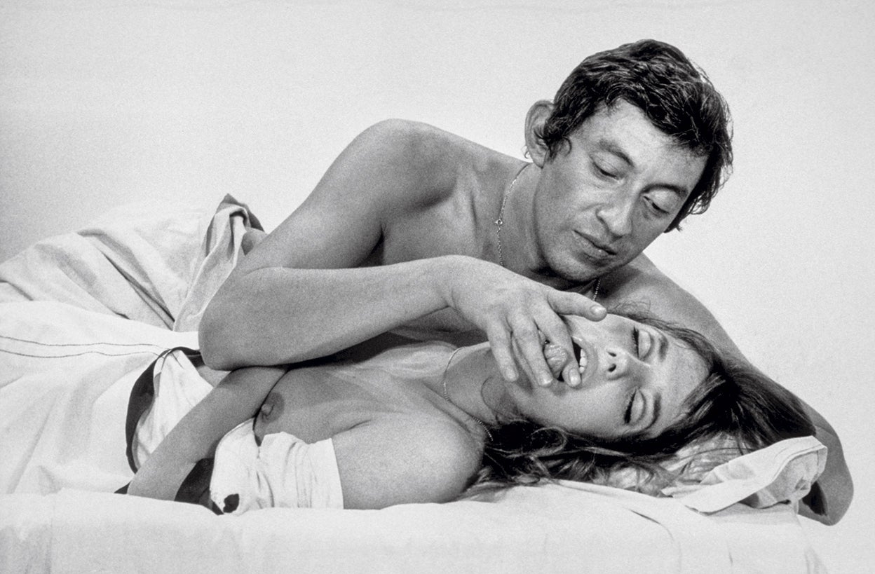 Birkin y Gainsbourg estuvieron juntos 13 años –son los padres de la celebrada actriz Charlotte Gainsbourg– y encarnaron una las parejas más explosivas de los sesenta y setenta, tras el bombazo de Je t'aime... moi non plus, de 1969. Por su alto voltaje, la canción se convirtió en un escándalo ante el que se posicionó hasta el Vaticano, consagrando, sin buscarlo, aún más a la pareja. |