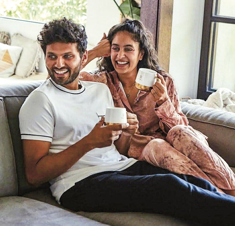Su esposa Radhi es nutricionista e influencer. Llevan siete años casados y en Instagram se burla con frecuencia de la vanidad y el materialismo de su marido, además de revelarnos que ella es una de las personas que menos necesita al Jay Shetty motivacional.
