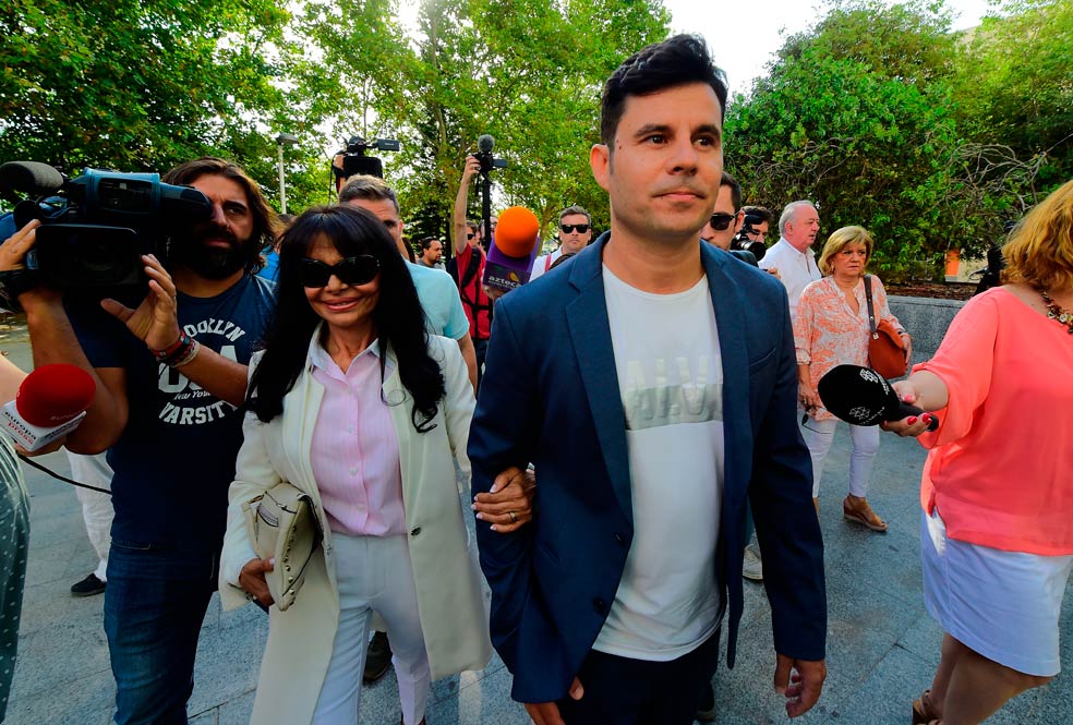 Javier Santos, de 46 años, lucha desde 1991 para que Julio Iglesias reconozca que es hijo suyo. En 2019, una prueba de ADN reveló un vínculo genético del 99 por ciento entre él y Julio José Iglesias Preysler. Por su cumpleaños, le ha escrito una carta señalando que no piensa tirar la toalla y que lo único que busca es un encuentro con su padre, poder hablar.