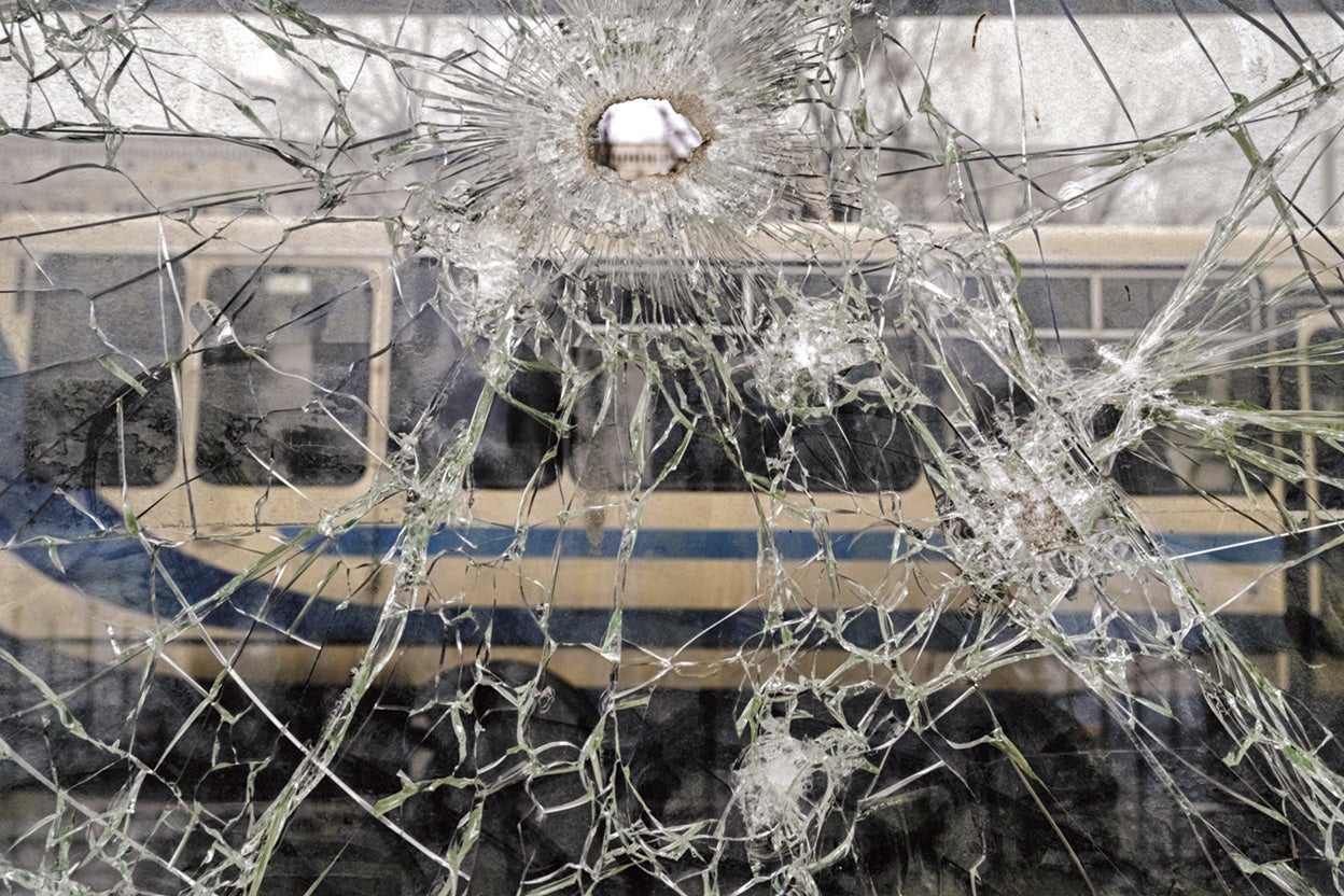 Por las calles de la capital abundan aún restos de los primeros ataques rusos, un año atrás. Los invasores capturaron áreas claves al norte y oeste de Kiev, lo que hizo prever una caída de la ciudad. Pero la resistencia ucraniana detuvo a las fuerzas de Putin.