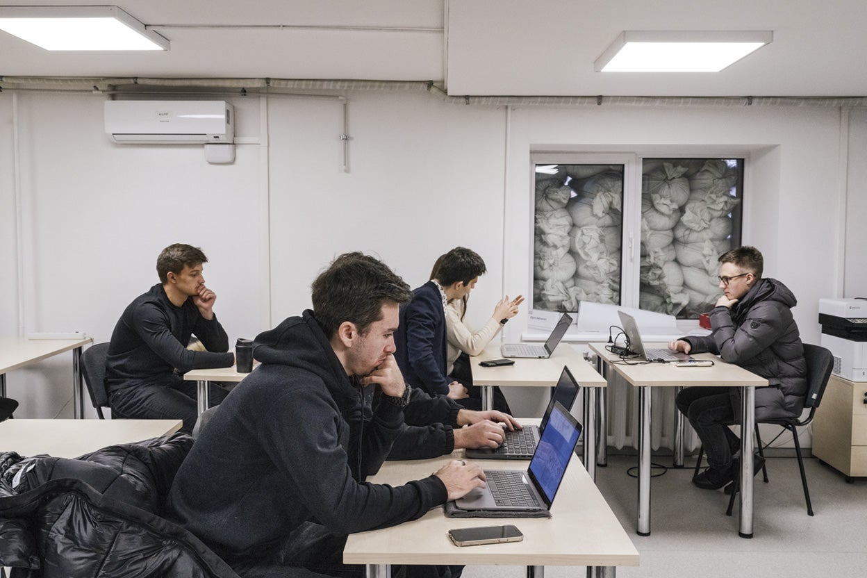 Alumnos de la Kyiv School of Economics asisten a clase en el refugio antiaéreo de la universidad. En la capital existen más de 500 búnkeres similares, resquicios de la Guerra Fría que el Ayuntamiento ha recuperado. También se utilizan sótanos, parkings, fábricas, estaciones de metro...