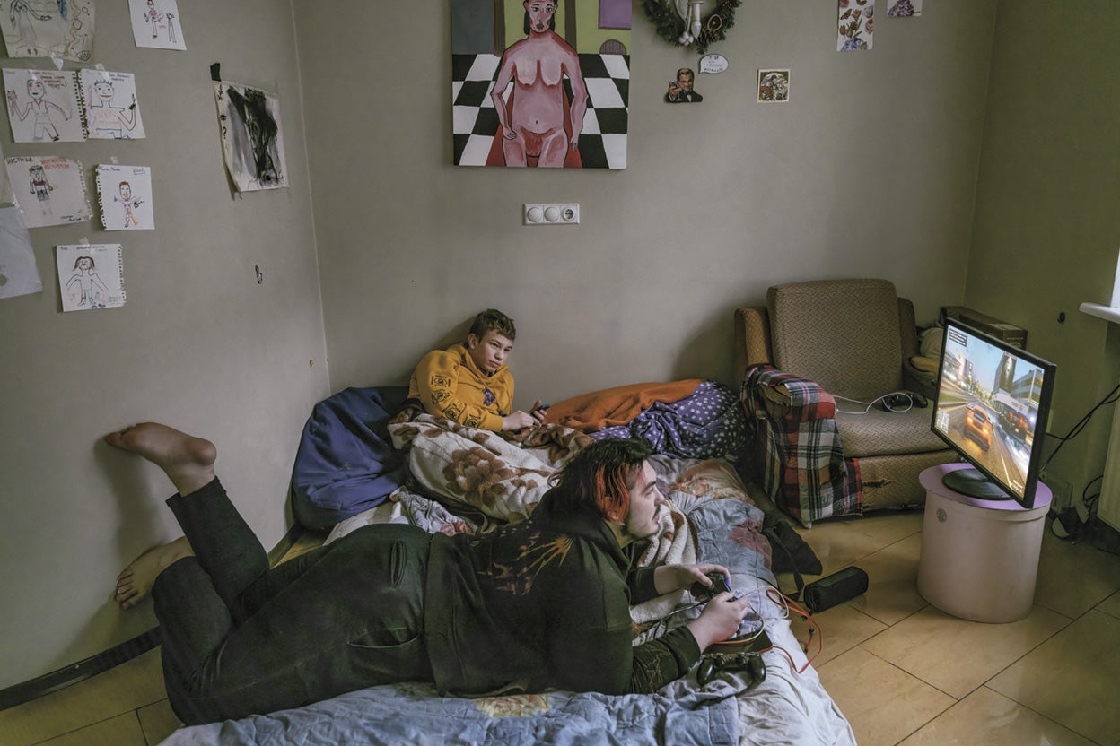 Murat y Max (junto a la pared) juegan el domingo en su piso de estudiantes. Durante el asedio a la capital, muchos universitarios construyeron barricadas en las calles. Repelida la amenaza, muchos retomaron las clases, pero on-line.