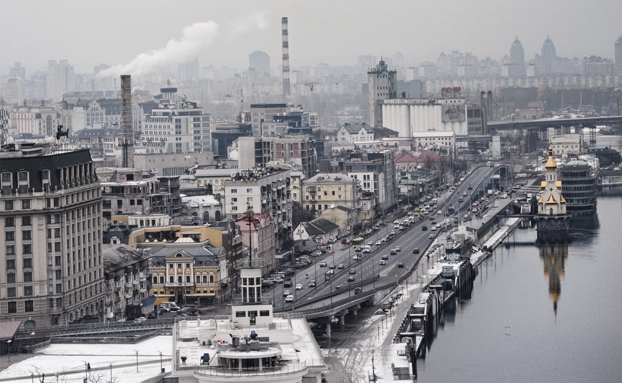 El centro de Kiev desde el parque Jreshchati, a orillas del río Dniéper. Son visibles las chimeneas humeantes de varias fábricas.