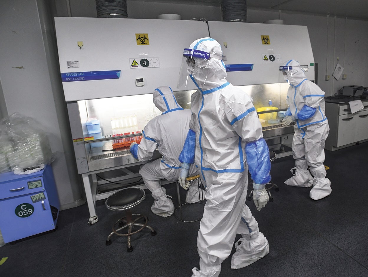 Numerosos indicios apuntan a que el virus no se creó en el laboratorio chino, sino que saltó de animal a humano en el mercado de Wuhan.