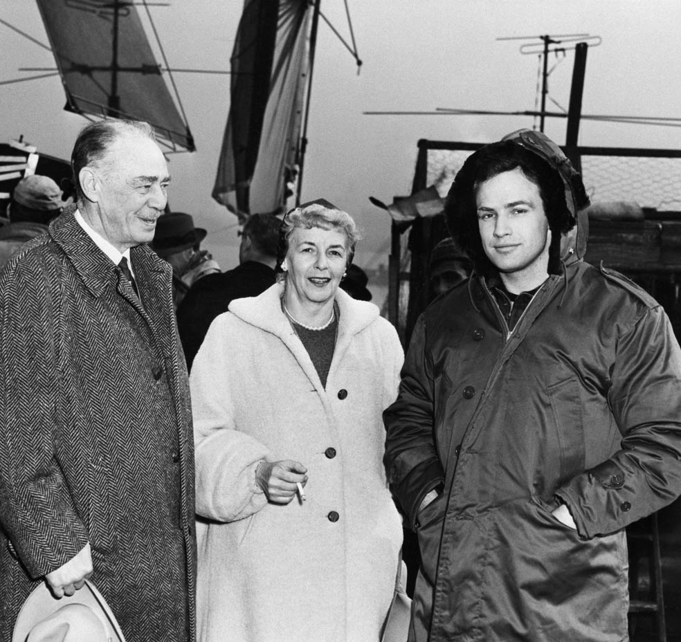 Su padre fue un hombre arisco y su madre –que no logró ser actriz– estaba destrozada por el alcohol. Brando se fue de casa a los 19 años. Aquí, con sus padres en 1950.