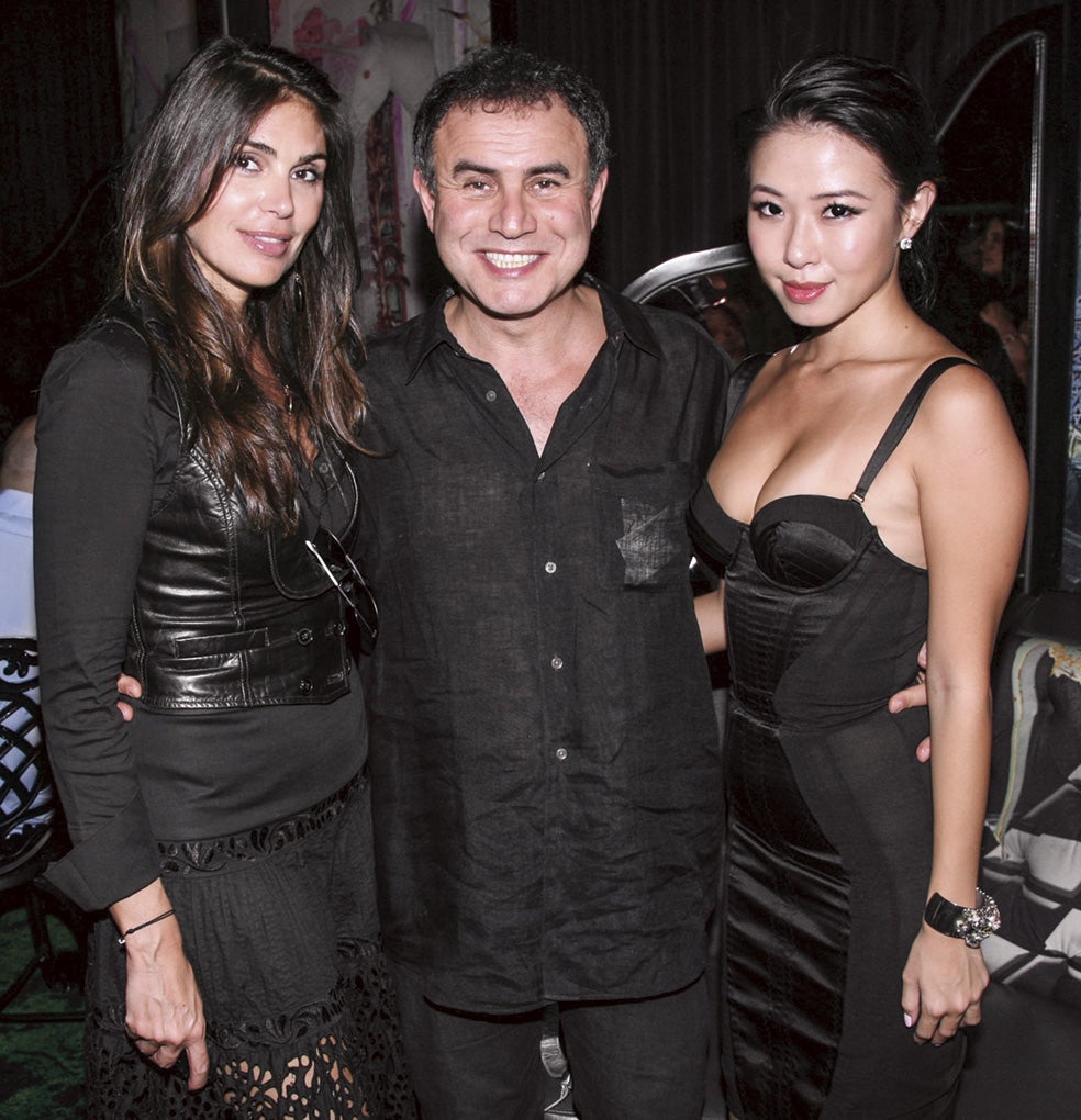 A Roubini, la prensa lo bautizo como 'doctor catástrofe', por sus predicciones apocalípticas. De origen judío, vivió en Irán e Israel antes de que su familia, que hizo fortuna vendiendo alfombras, emigrase a Estados Unidos. Nunca se ha casado y no tiene hijos. Conocido amante de las fiestas, todo cambió con la pandemia. «Redescubrí mis raíces judías. Hoy prefiero invitar a 20 personas a una cena de sabbat».