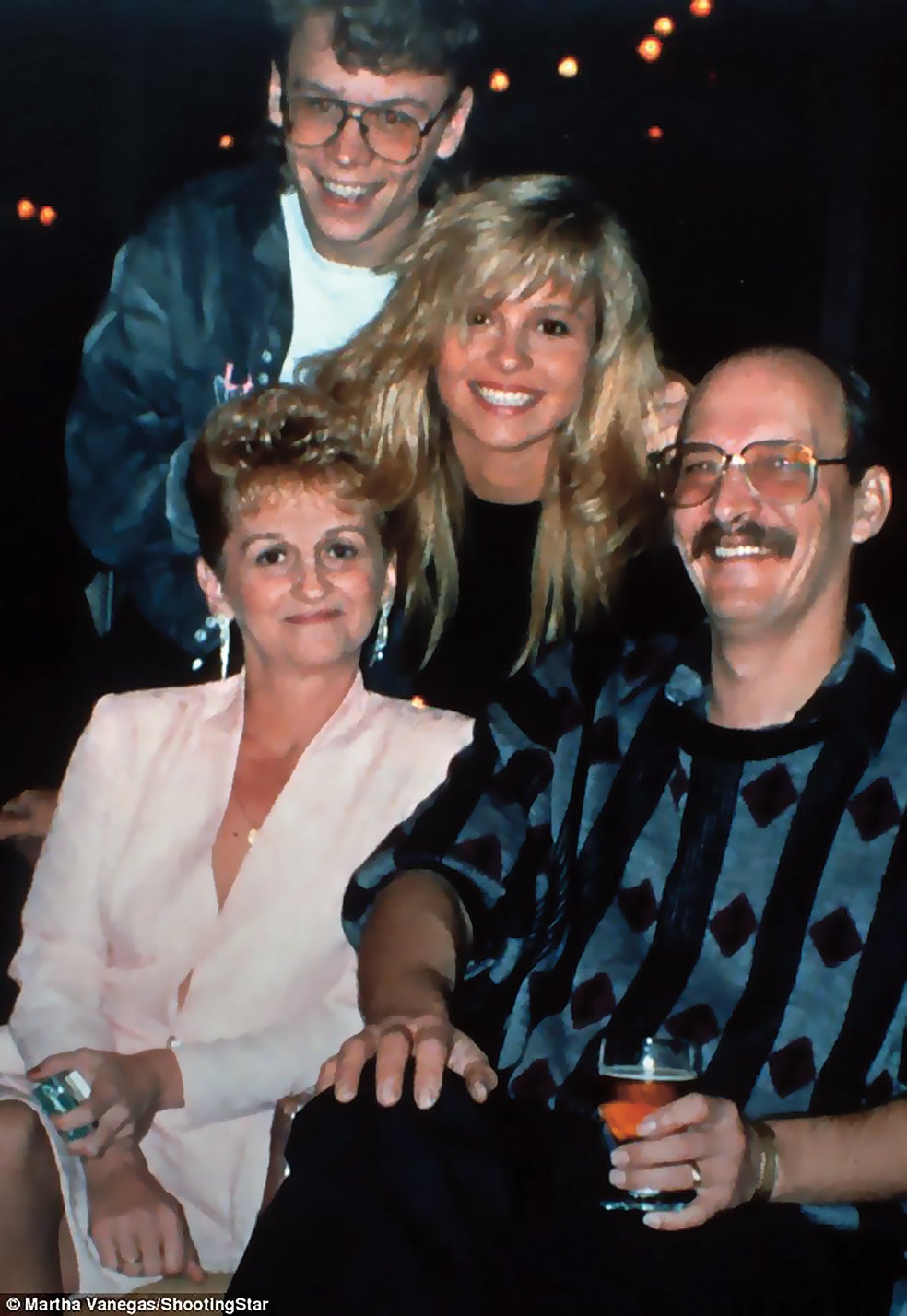 Sus padres eran adolescentes cuando nació Pamela. Su padre era un borracho que aterrorizaba a su mujer y ahogaba a los gatitos de su hija ante sus ojos. Su madre cada poco huía con sus hijos: Pamela y Gerry. Pero siempre volvía. |