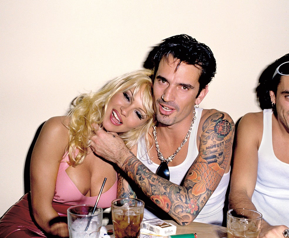 De Tommy Lee le atrajo su aura de 'chico malo', como su padre. Para ella, cualquier noviazgo menos tóxico que el de sus progenitores no era amor verdadero. Un día se tragó un bote de pastillas con vodka. Al día siguiente, el chófer la encontró en un charco de vómito. |