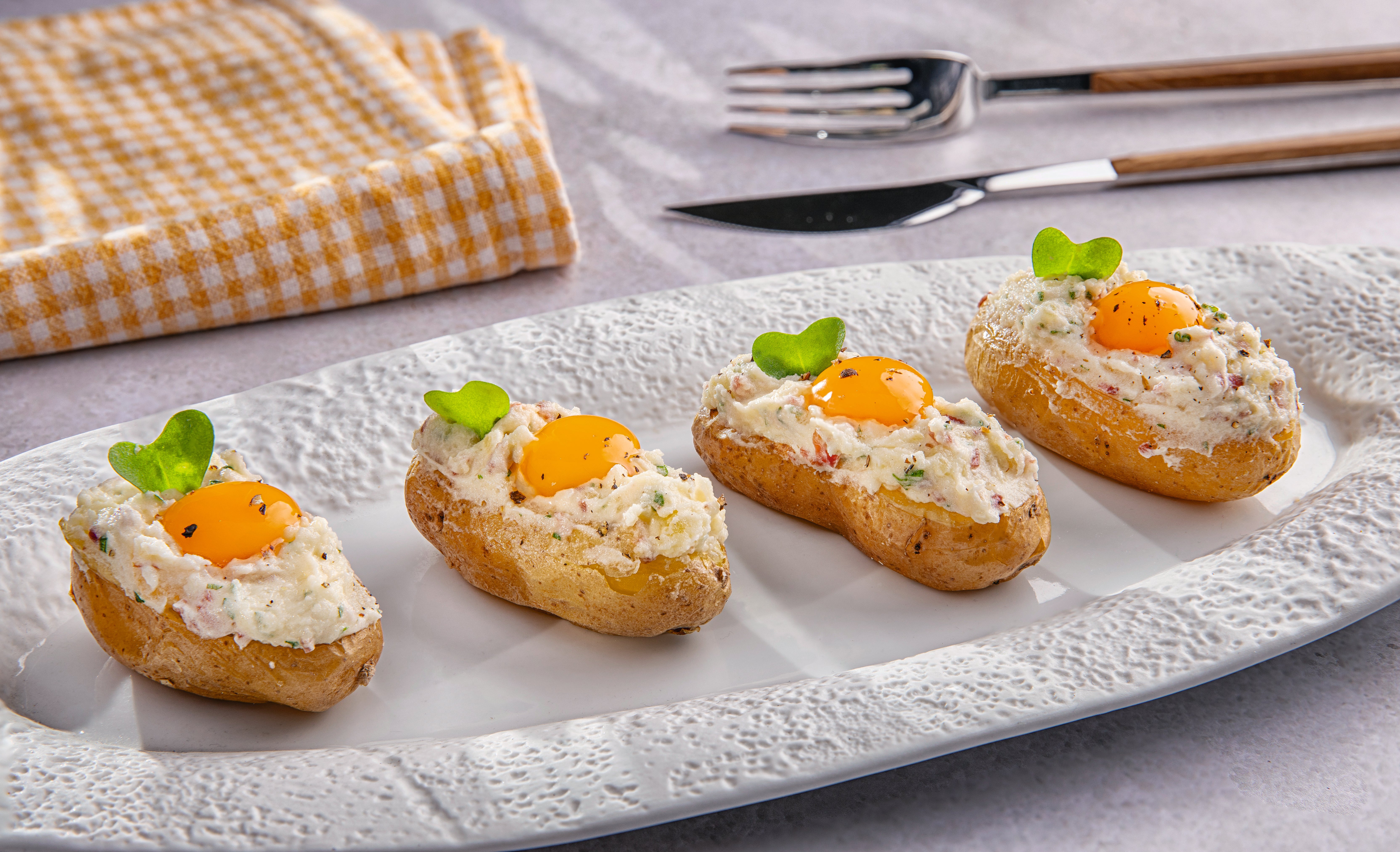 Patatas, yema de codorniz y paletilla ibérica