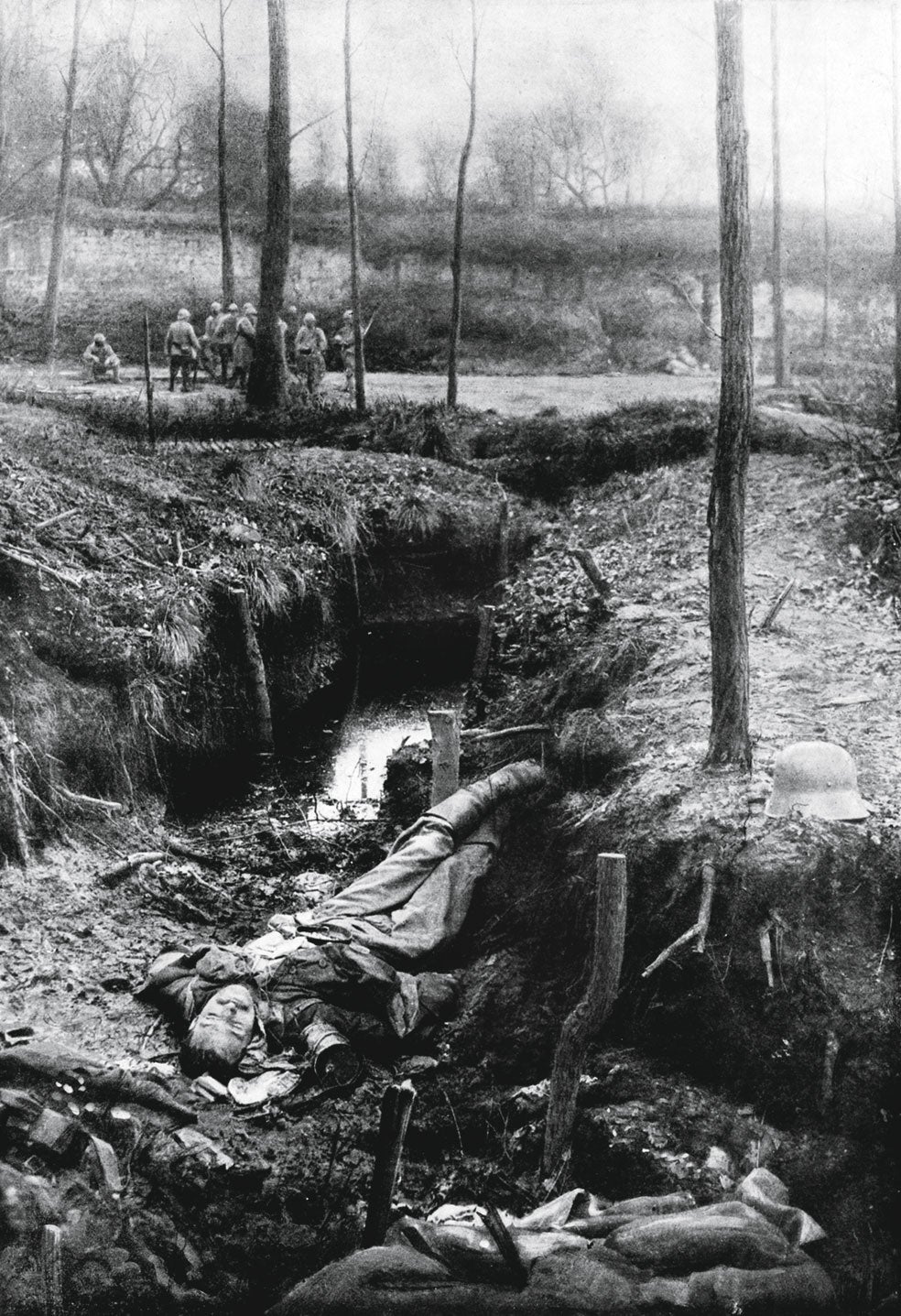 Murieron más de 9 millones de soldados y otros trece millones de civiles. En la imagen, un alemán abatido en una trinchera en Francia en marzo de 1918. |