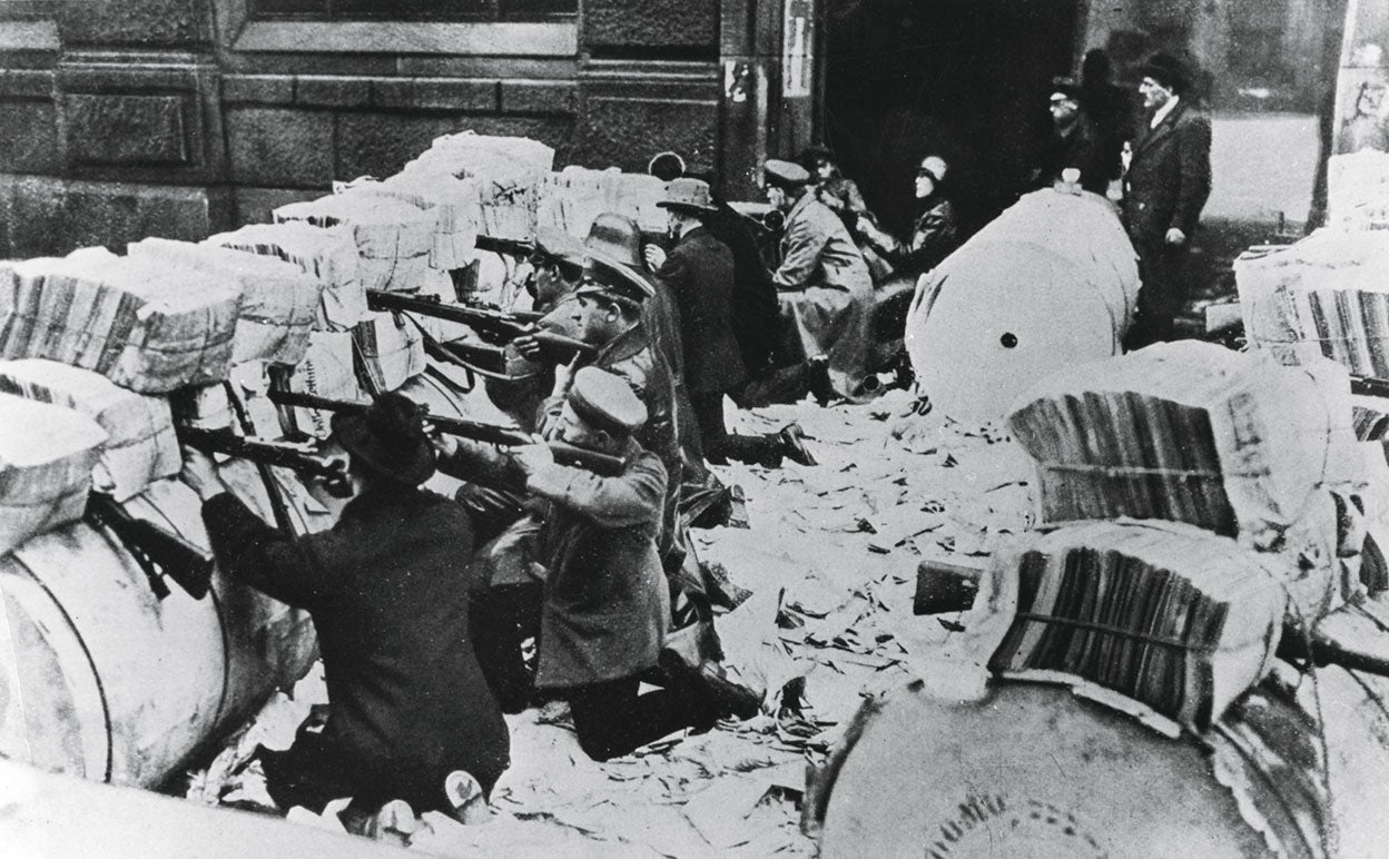 En los últimos días de la guerra, Alemania vivió una revolución en las calles.. El Káiser cayó. |