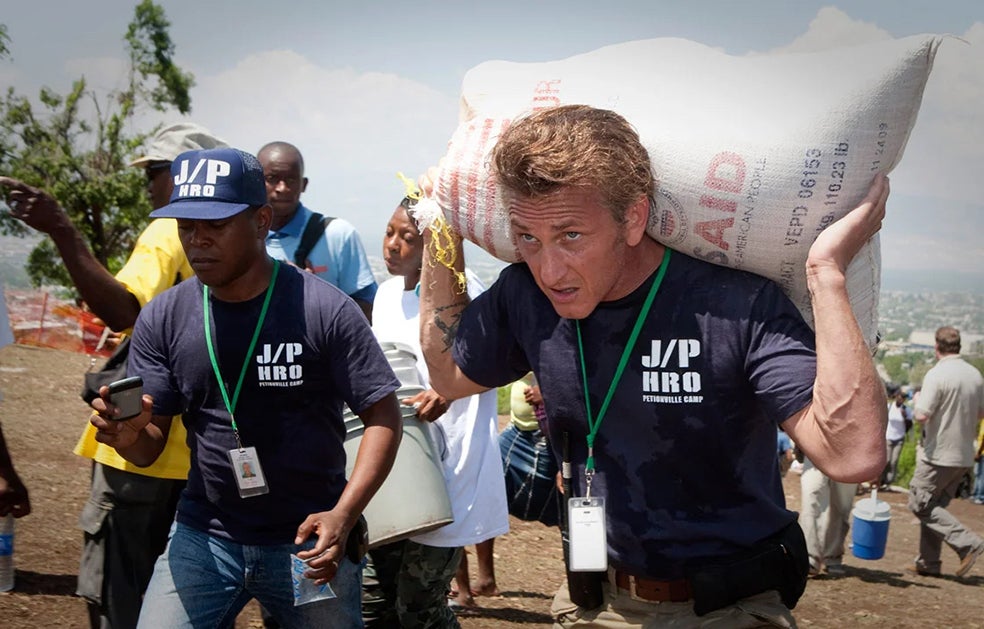 Sean Penn desplegó una activa labor humanitaria desde que en 2010 Haití sufrió el terremoto que acabó con la vida de más de 300.000 personas. Uno de sus proyectos permitió dar alojamiento provisional en tiendas de campaña a unas 55.000 personas.