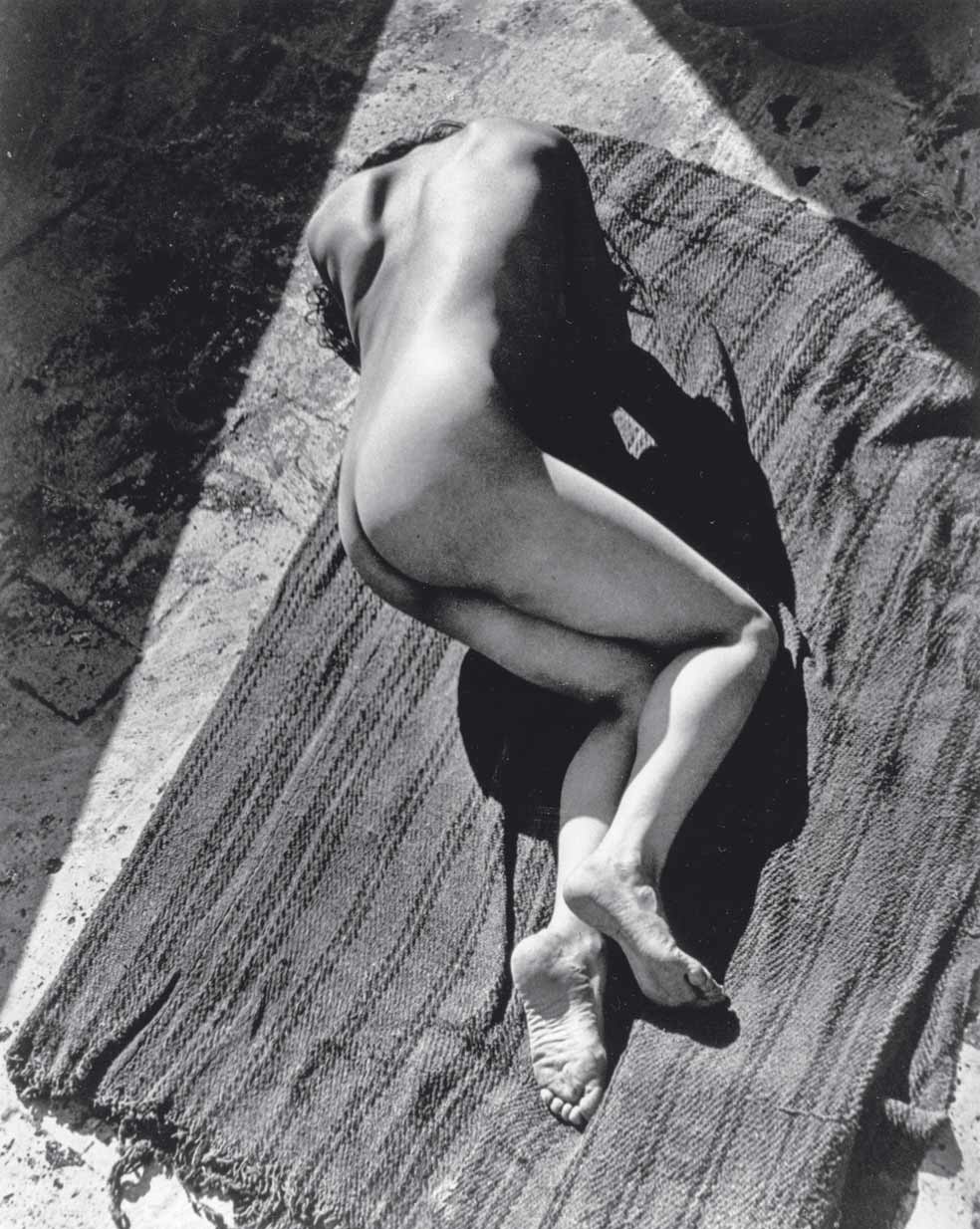 Desde joven frecuentó círculos bohemios de San Francisco. Allí conoció a Edward Weston, que la fotografió así en su azotea en 1923.