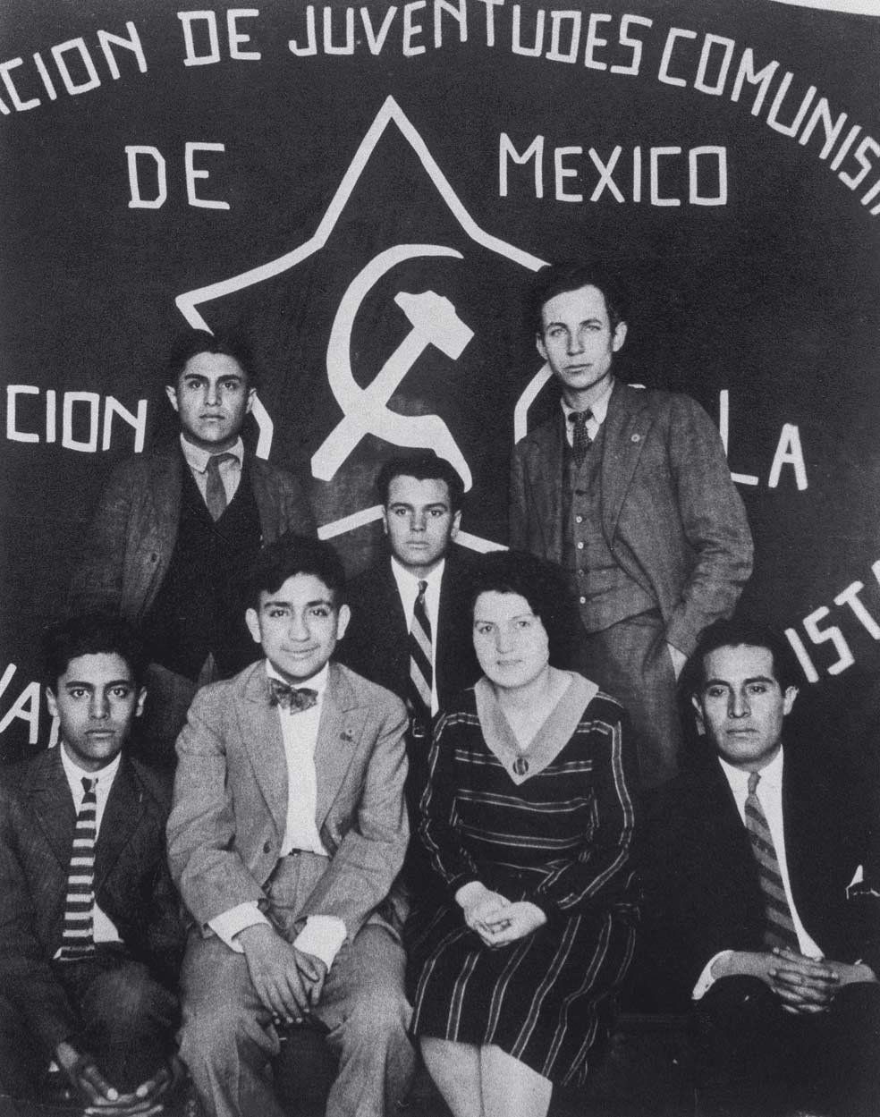 Tina junto a miembros de las Juventudes Comunistas Mexicanas en 1928. Después de México, vivió en Moscú y realizó misiones en Polonia, Hungría, Rumanía y España.
