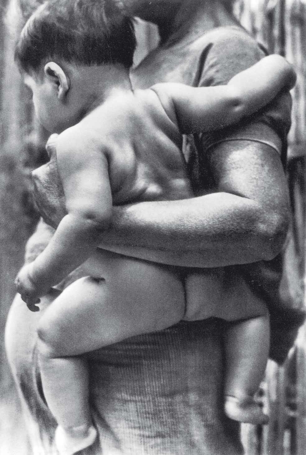 Tina Modotti desarrolló la mayor parte de su labor como fotógrafa en México. Recorrió el país junto con su maestro y amante Edward Weston. Mujer con bebé en Tehuantepec es una muestra de cómo la discípula acabó superando a su maestro