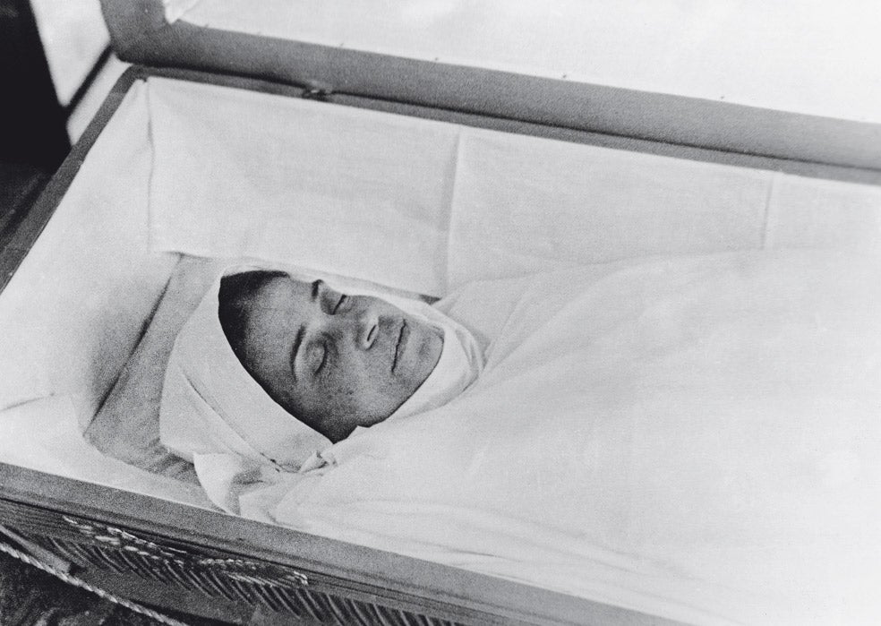 El cadáver de Tina. Falleció de un ataque al corazón en 1942, en el interior de un taxi, mientras regresaba de madrugada a su casa en México D.F. Neruda le dedicó un poema.