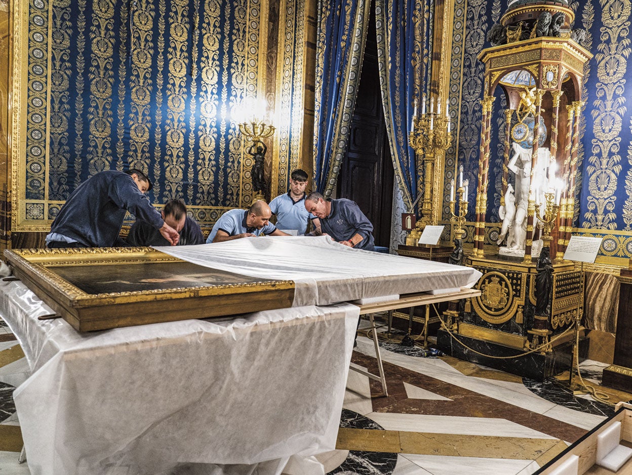 El tejido con el que envuelven la obra está fabricado especialmente para el embalado de obras de arte. Se trata de un tisú laminado, con una capa de polietileno, que tiene un tacto suave. Es de un material plástico, libre de ácido y con pH neutro. En ocasiones, si el traslado es largo, se pone doble capa para lograr un acolchado extra. Esta vez no ha hecho falta.