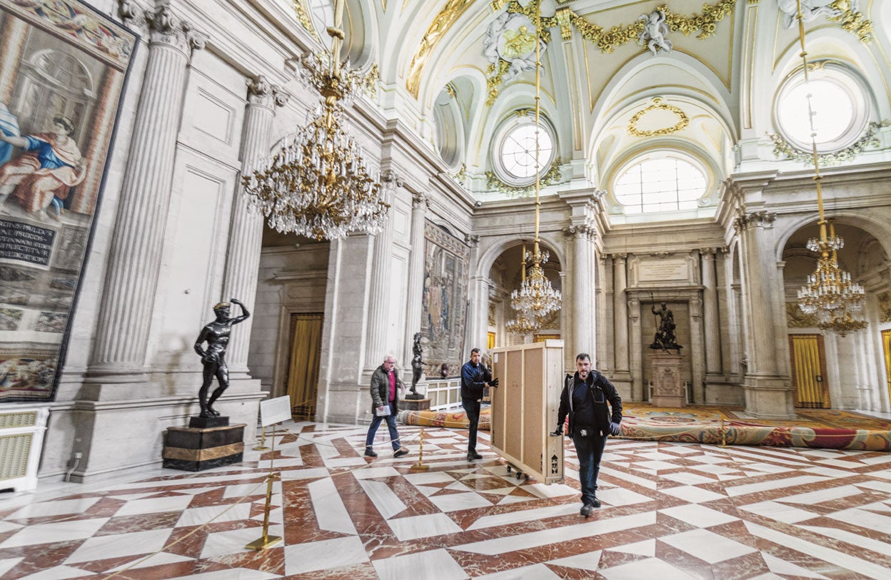 Las obras son trasladadas por el Salón de Columnas, supervisadas por Javier Jordán de Urríes, conservador de pintura del XVIII de Patrimonio Nacional. Van en una caja a medida. Los bastidores llevan espumas protectoras adaptadas para que cada lienzo encaje a la perfección.