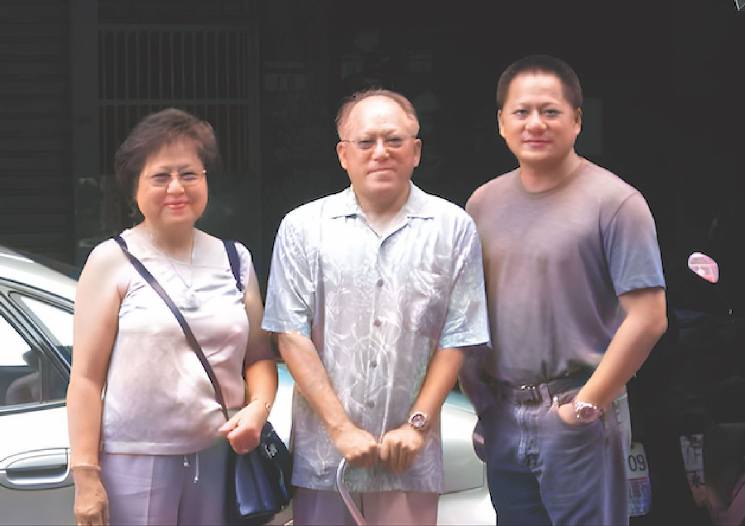 Huang con sus padres, a los que debe –dice– haber llegado tan lejos. Su progenitor, ingeniero, se fijó como objetivo que sus hijos estudiasen en Estados Unidos y... lo logró, aunque tuvieran que pasar muchas penurias.