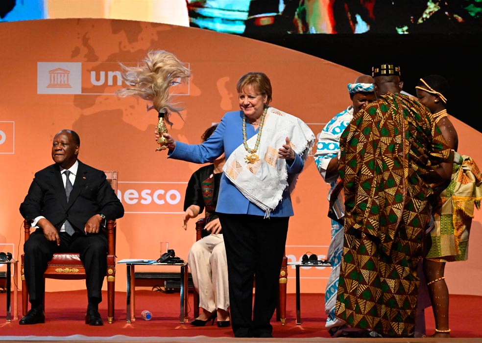 Merkel recibe el UNESCO de fomento de la paz de manos de Audrey Azoulay, directora general de la UNESCO, y Alassane Ouattara, presidente de la República de Costa de Marfil, en febrero de este año. El jurado reconoce «su valiente decisión en 2015 de acoger a más de 1,2 millones de refugiados, en particular de Siria, Irak, Afganistán y Eritrea».
