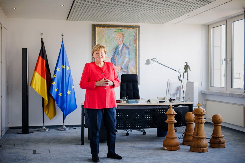Angela Merkel posa en su nuevo despacho, el que le corresponde como exmandataria y que perteneció a su mentor Kohl. Según DW, ella misma se encargó de decorarlo durante los primeros meses tras su retirada, incluidas las piezas gigantes de ajedrez.