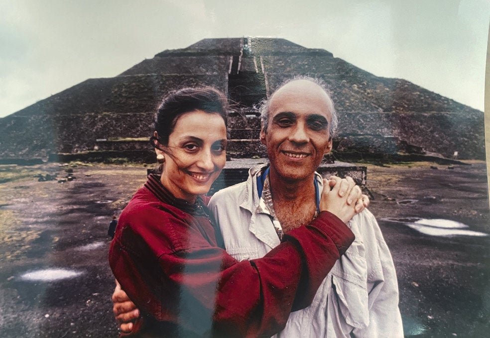 La actriz en las ruinas de Teotihuacán con el difunto Joan Potau, actor, director y guionista con quien estuvo casada.