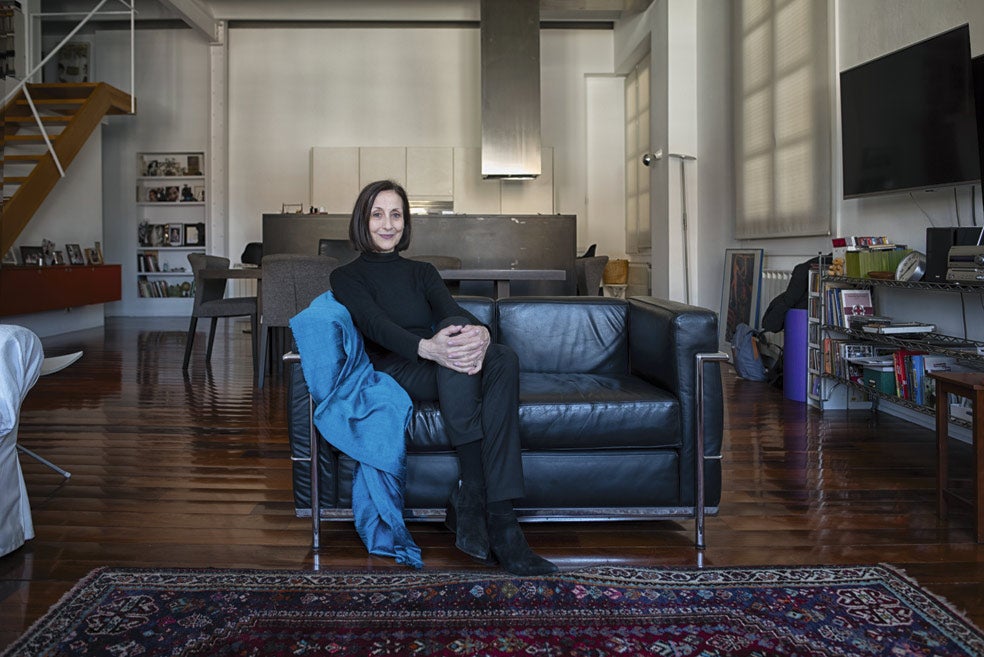 Carme Elias recibió a XLSemanal en su casa, en el barcelonés barrio de Gracia. «Imagino que mucha gente sabe lo que me pasa, pero todos me dejan tranquila y no me paran por la calle. Me siento muy a gusto. Sobre todo en el mercado, donde me dicen cosas muy bonitas».