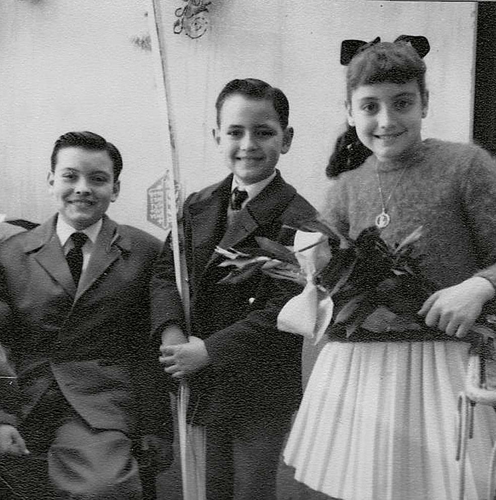 Elias con sus dos hermanos, Josep Maria (sentado), el mayor, que contrajo poliomielitis a los 3 años; y Joan, el pequeño, «mi ángel de la guarda», lo llama.